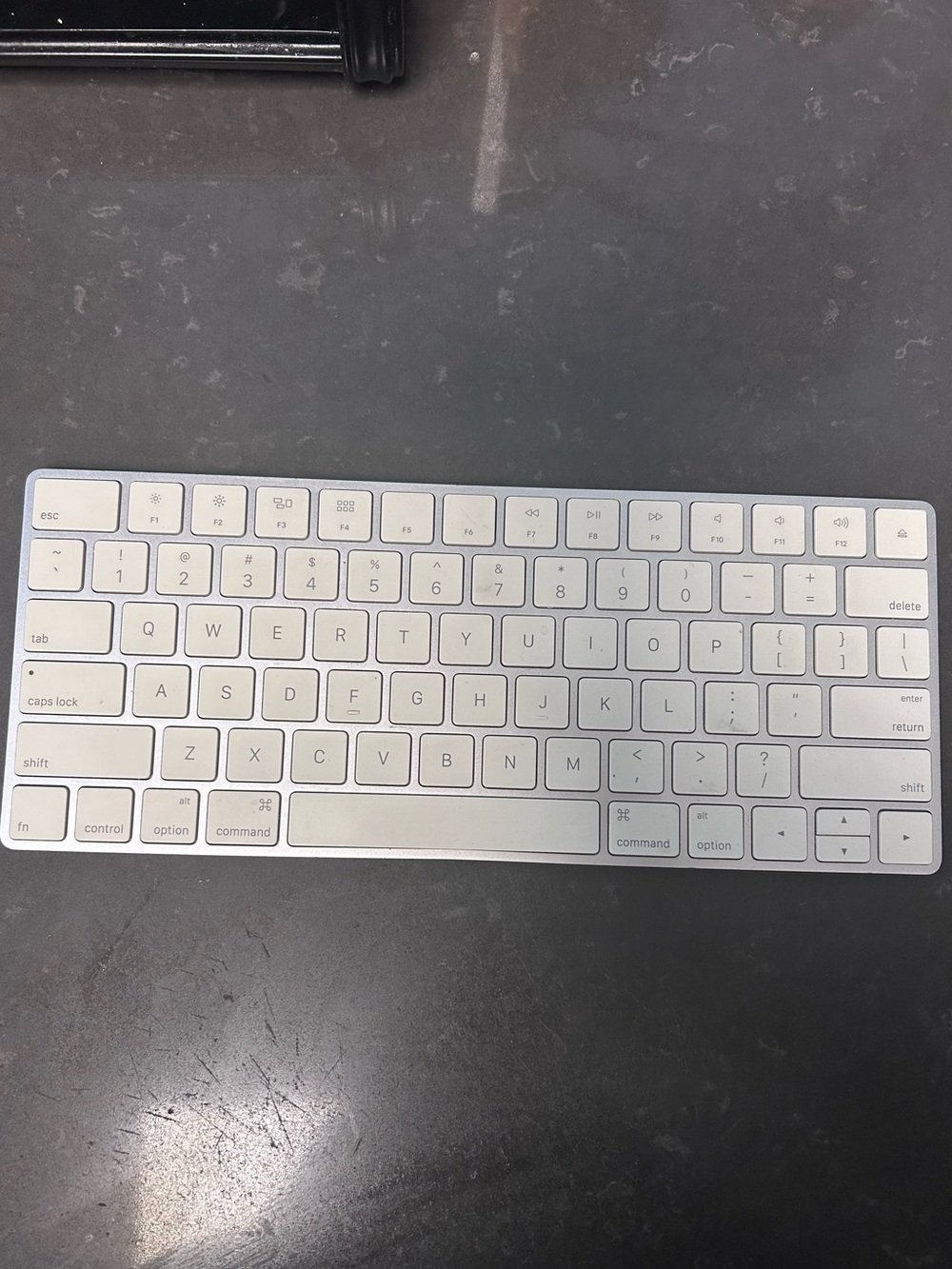 Apple Slim Wireless Bluetooth Keyboard in Silver and White